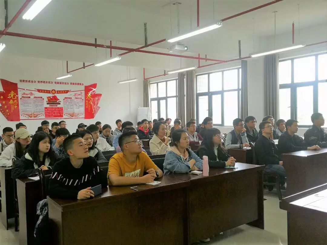 图为 在座成员仔细倾听 mk体育官网